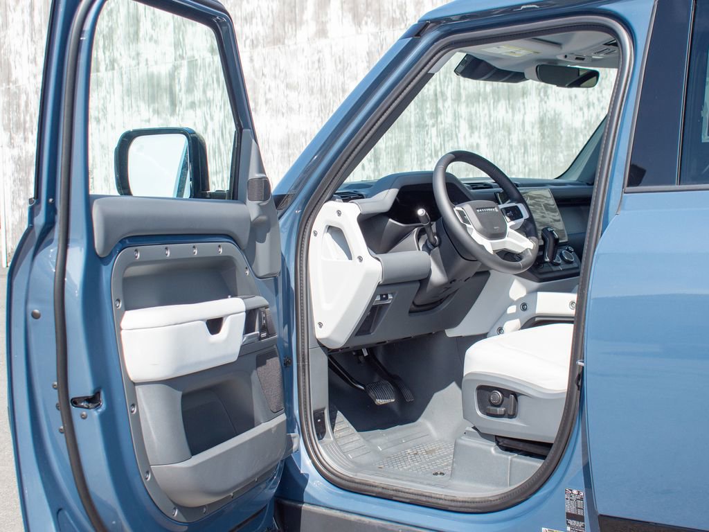 New 2026 Land Rover Defender 110 X-Dynamic SE image 10