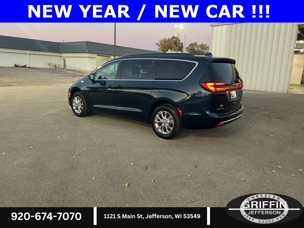 Used 2022 Chrysler Pacifica Touring-L image 15