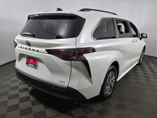 Used 2025 Toyota Sienna XLE FWD image 8