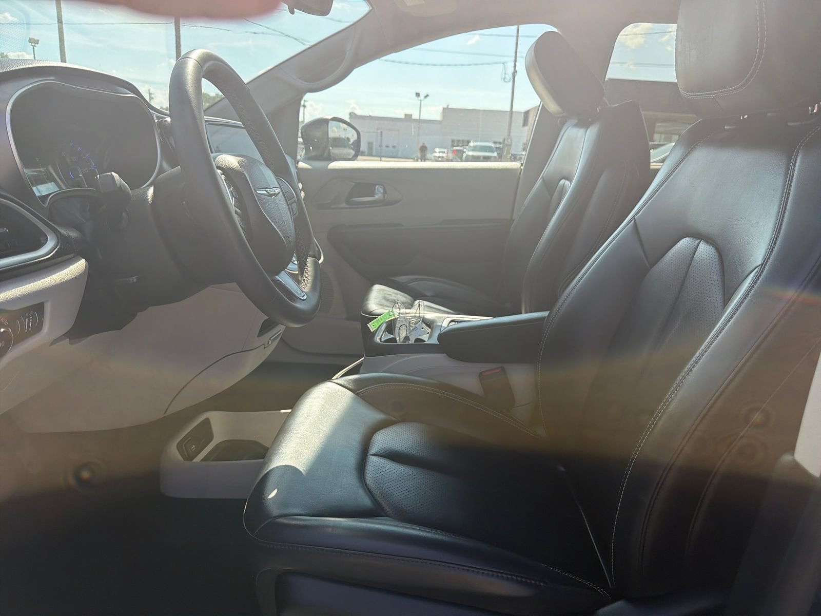 Used 2023 Chrysler Pacifica Touring-L FWD image 14