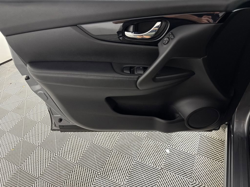 Used 2020 Nissan Rogue Sport SV FWD image 10