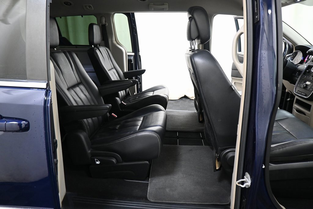Used 2013 Chrysler Town & Country Touring image 23