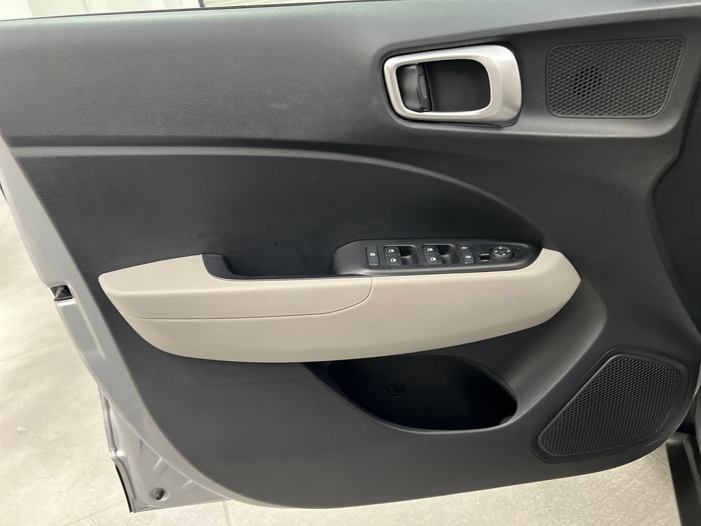 Used 2025 Hyundai Venue SEL FWD image 14