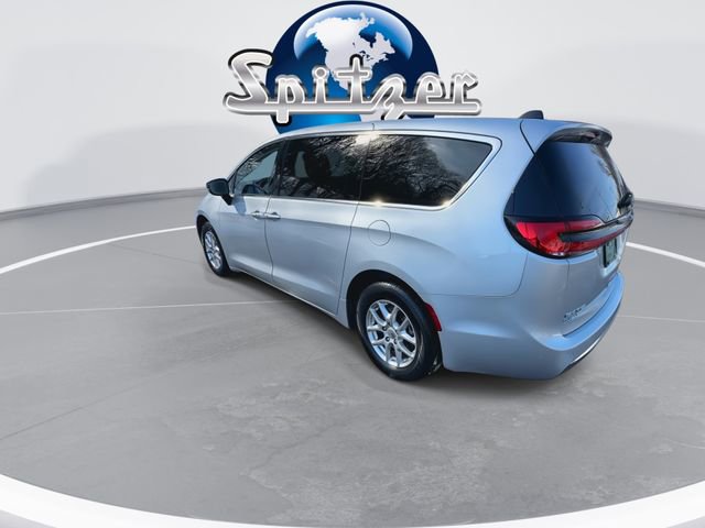 Used 2024 Chrysler Pacifica Touring-L image 7