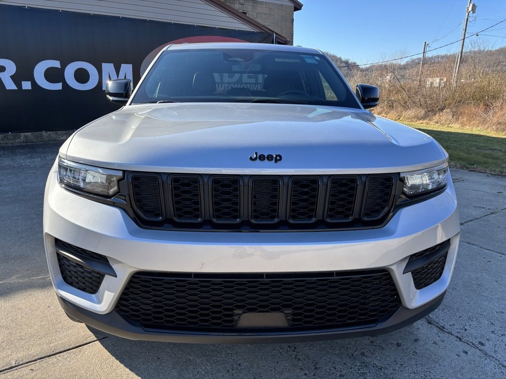 Used 2024 Jeep Grand Cherokee Altitude image 2