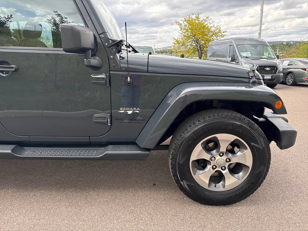 Used 2016 Jeep Wrangler Unlimited Sahara w/ Connectivity Group AWD/4WD image 28