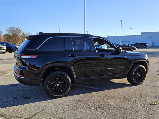 Used 2025 Jeep Grand Cherokee Laredo image 13