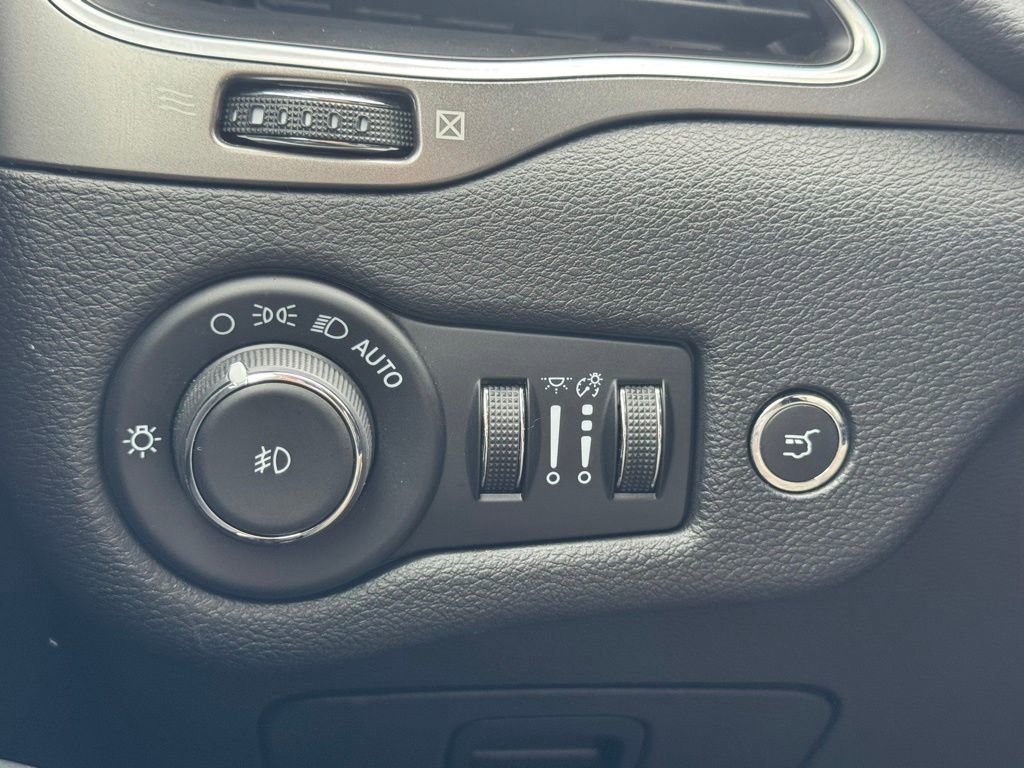 Used 2021 Jeep Cherokee Latitude Lux w/ Comfort/Convenience Group AWD/4WD image 19