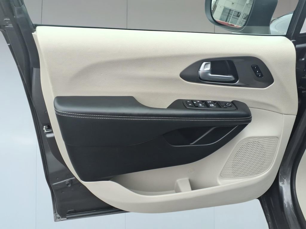 Used 2023 Chrysler Pacifica Touring-L image 11
