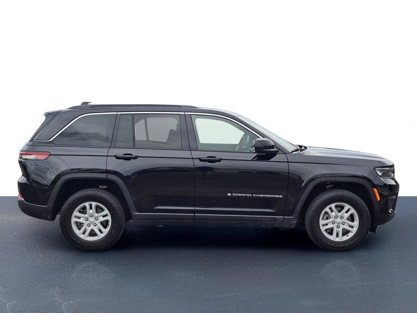 Used 2024 Jeep Grand Cherokee Laredo RWD image 7