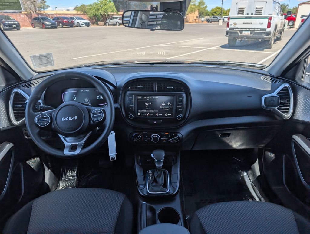 Used 2025 Kia Soul LX w/ LX Technology Package FWD image 14