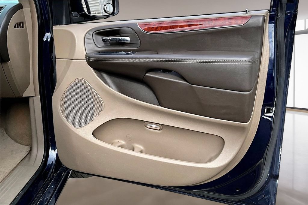 Used 2014 Chrysler Town & Country Touring FWD image 19