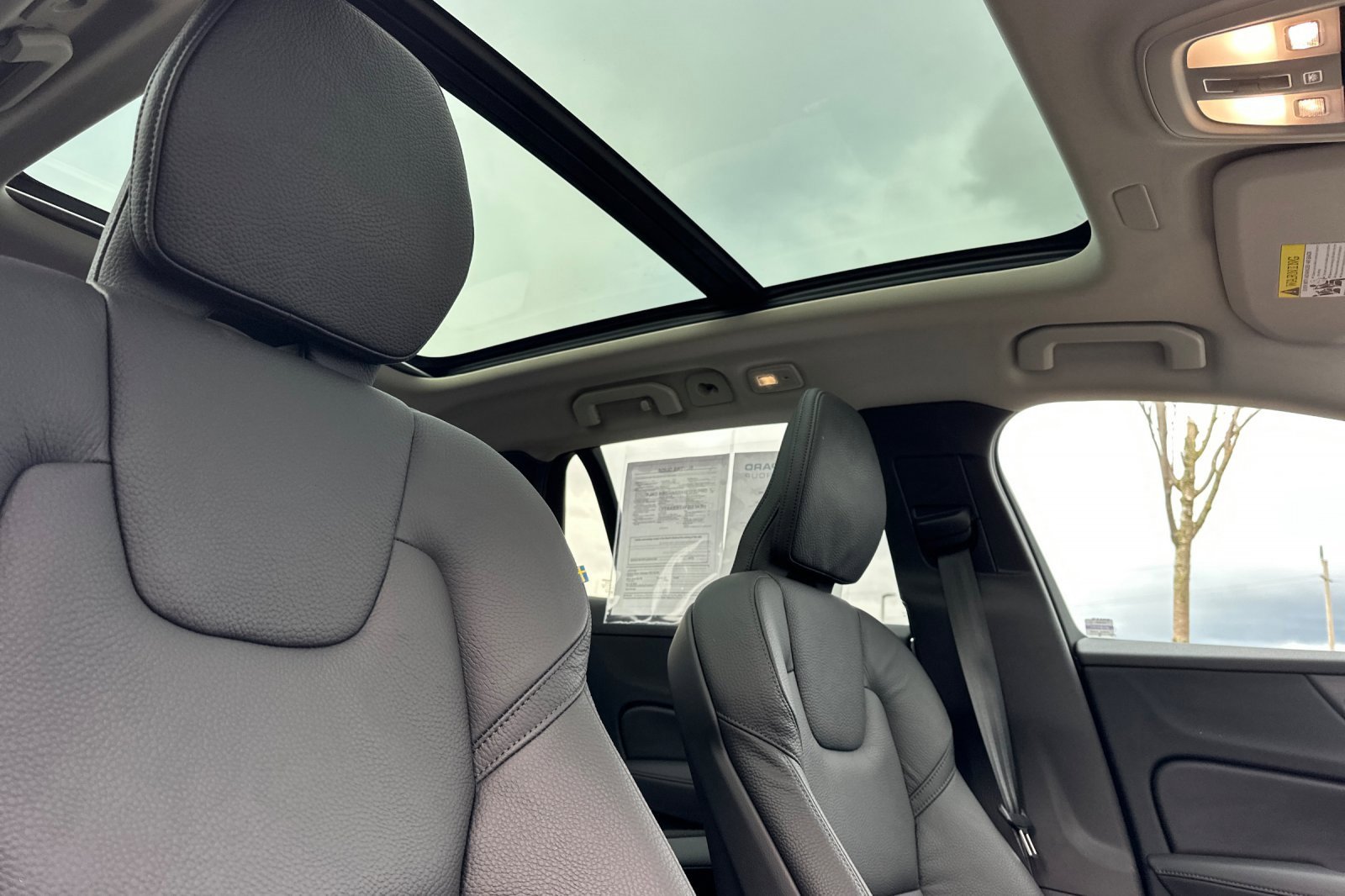 Used 2025 Volvo V60 B5 Cross Country Plus image 17