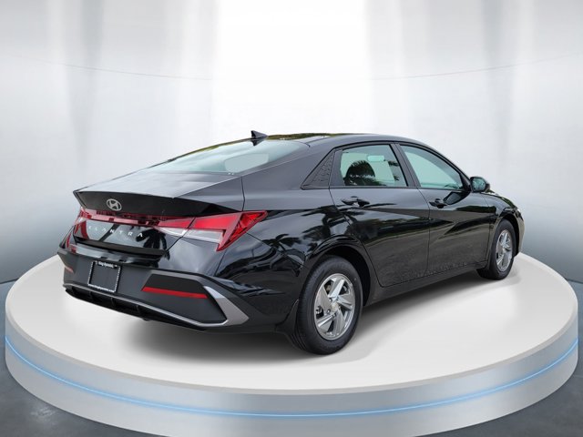 Certified 2026 Hyundai Elantra SE FWD image 4