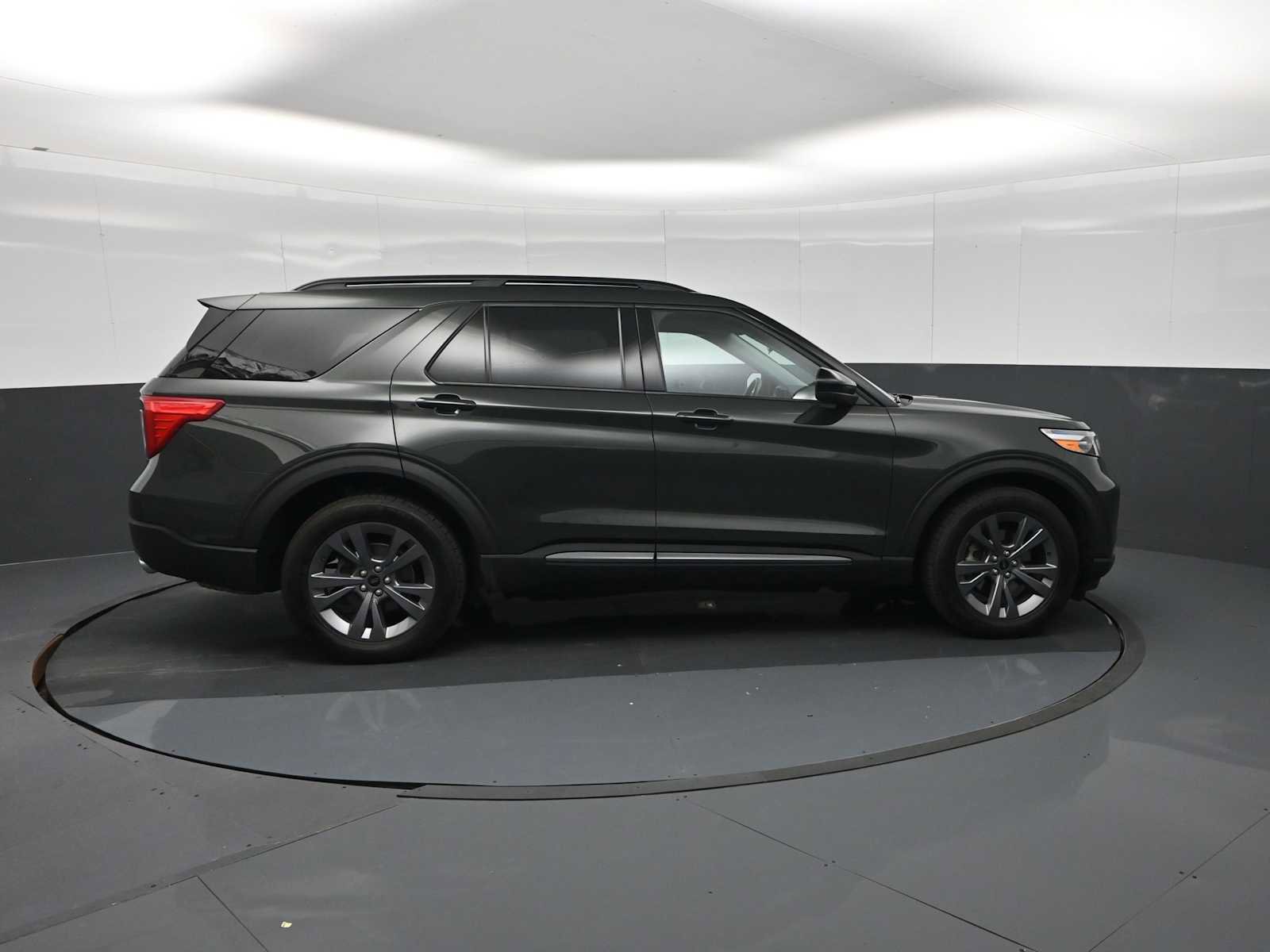 Used 2023 Ford Explorer XLT w/ Equipment Group 202A AWD/4WD image 9