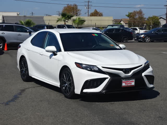 Used 2022 Toyota Camry SE FWD image 2