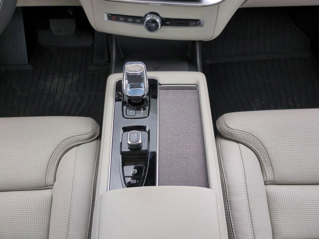 New 2026 Volvo XC90 T8 Ultra w/ Protection Package Premier AWD/4WD image 16