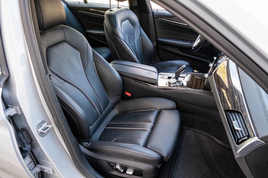 Used 2017 BMW 540i xDrive image 32