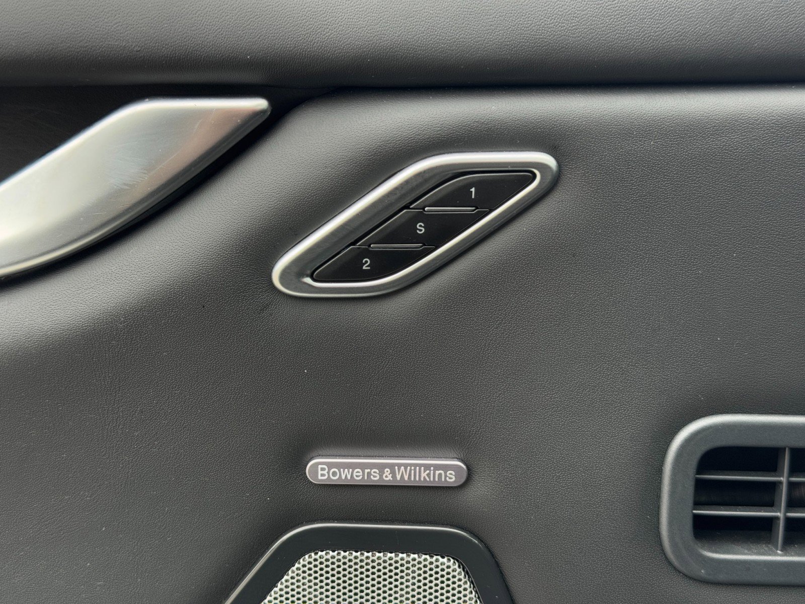 Used 2022 Maserati Ghibli Trofeo image 16