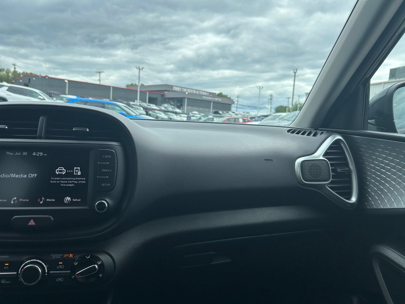 Used 2025 Kia Soul LX w/ LX Technology Package FWD image 30