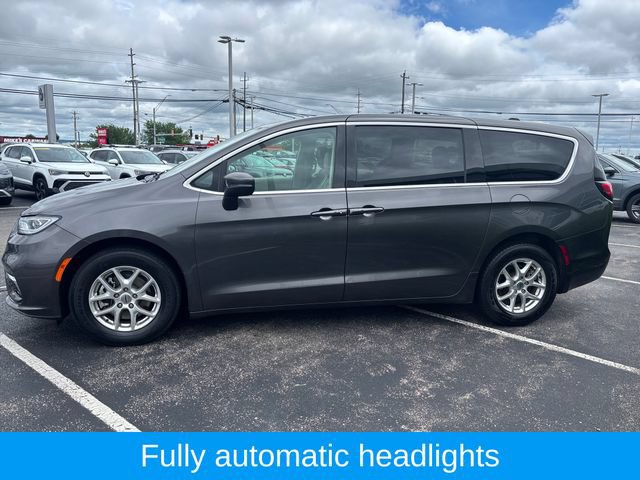 Used 2023 Chrysler Pacifica Touring-L FWD image 5