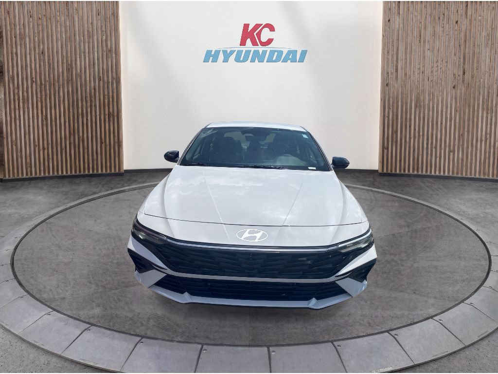 Used 2025 Hyundai Elantra Blue image 30