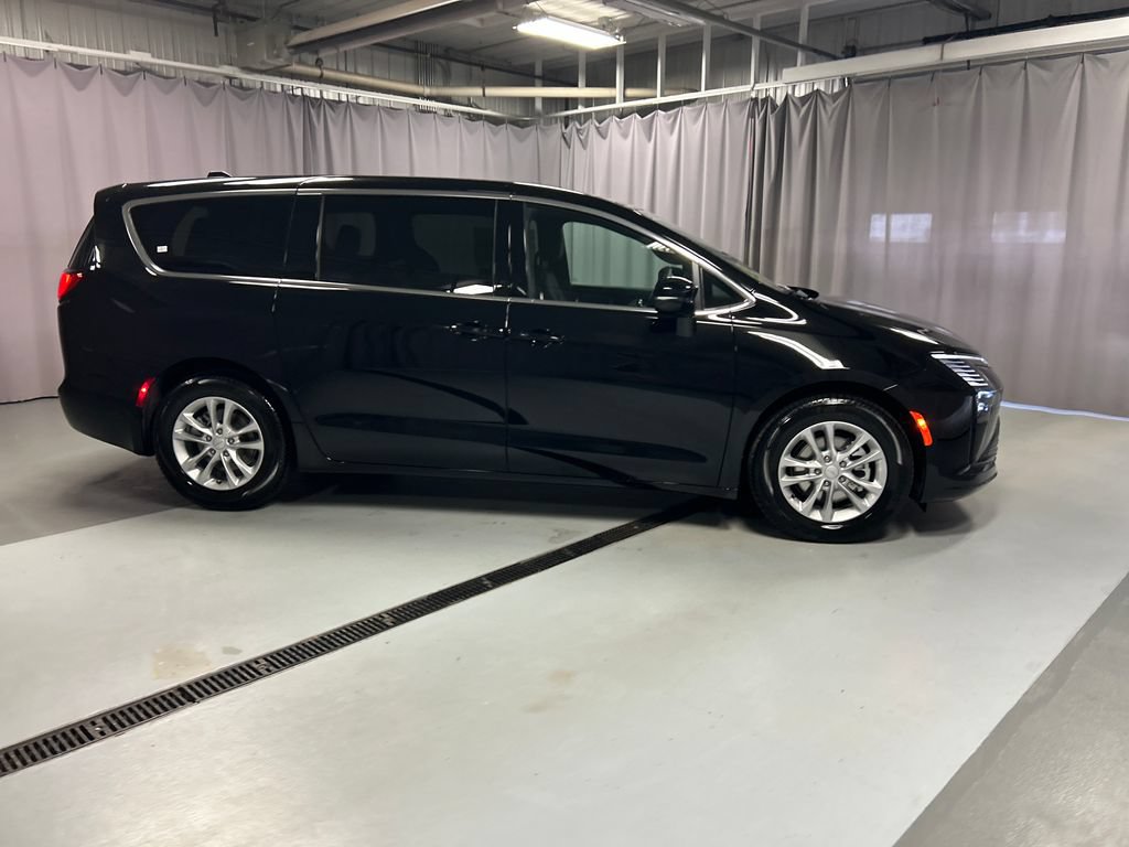 New 2027 Chrysler Pacifica Select FWD image 8