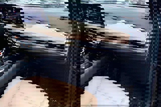 Used 2024 Cadillac XT4 Luxury w/ Cold Weather Package image 16