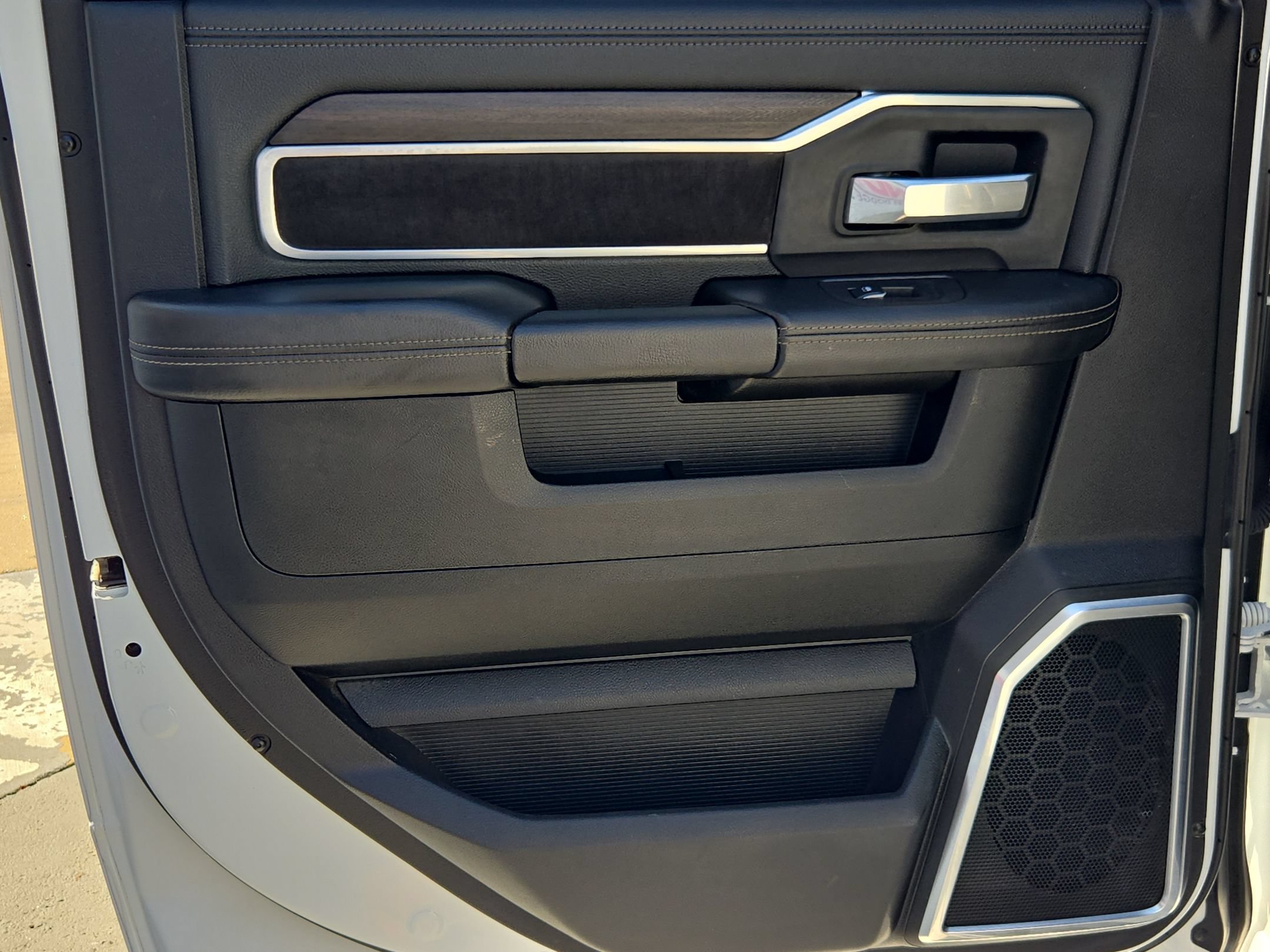 Used 2025 RAM 2500 Laramie AWD/4WD image 36