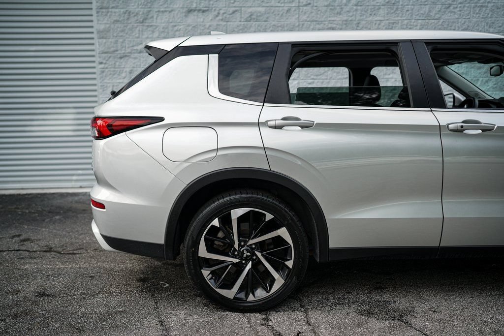 Used 2023 Mitsubishi Outlander LE AWD/4WD image 15