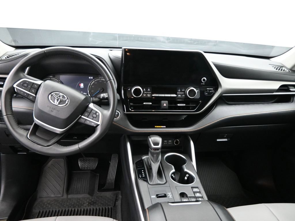 Used 2023 Toyota Highlander Bronze Edition image 10
