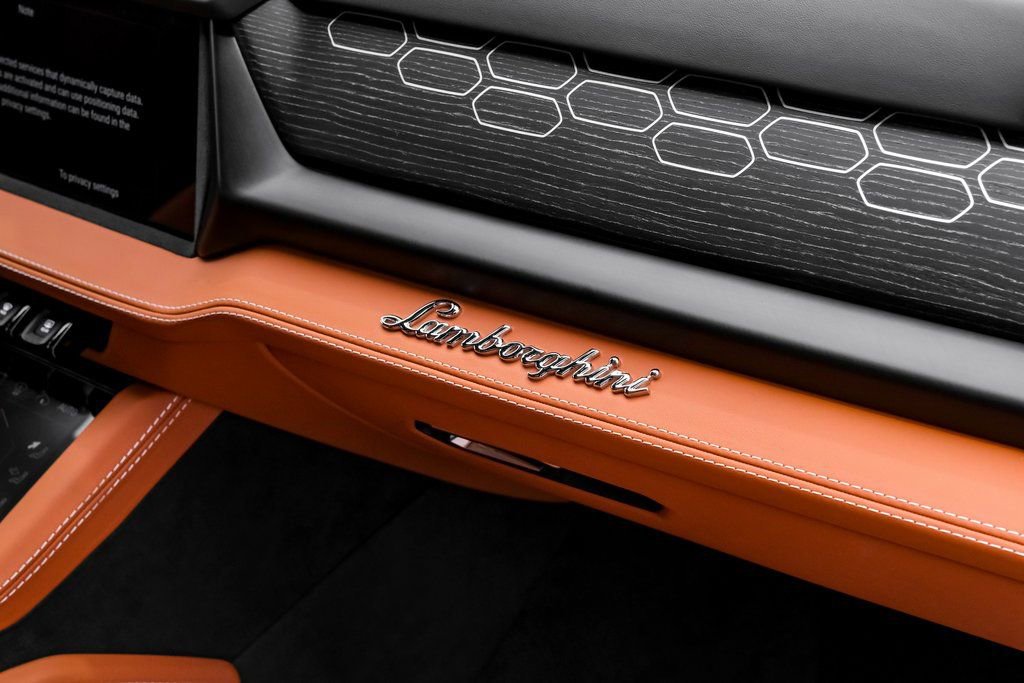 Used 2025 Lamborghini Urus SE AWD/4WD image 31