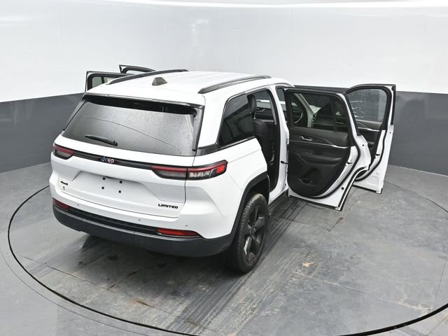 Used 2023 Jeep Grand Cherokee Limited w/ Black Appearance Package image 27