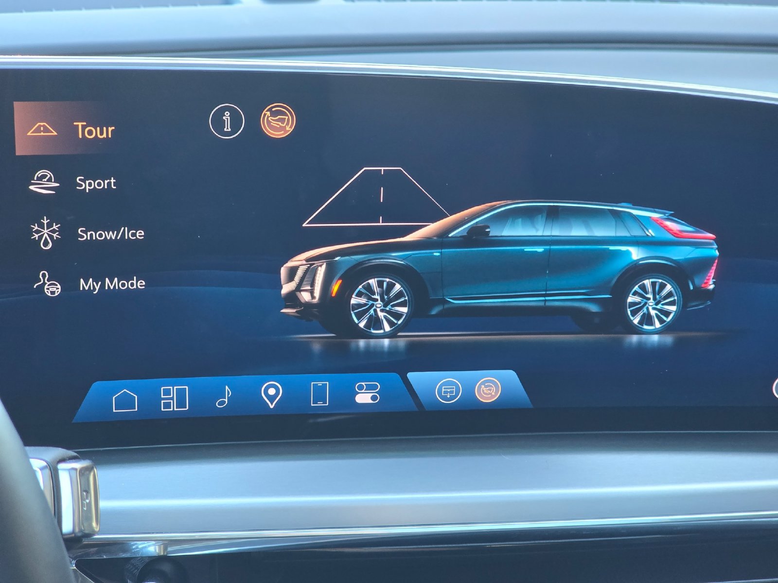 Certified 2024 Cadillac Lyriq Sport w/ LPO, Floor Liner Package AWD/4WD image 8