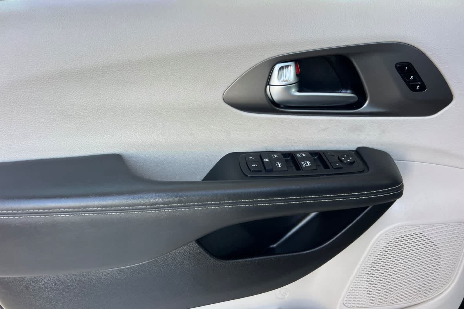 Used 2024 Chrysler Pacifica Touring-L FWD image 12