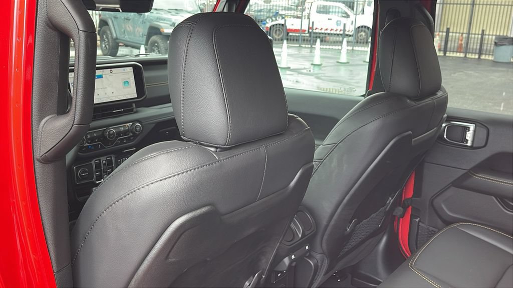 Used 2025 Jeep Wrangler Unlimited Sahara AWD/4WD image 11