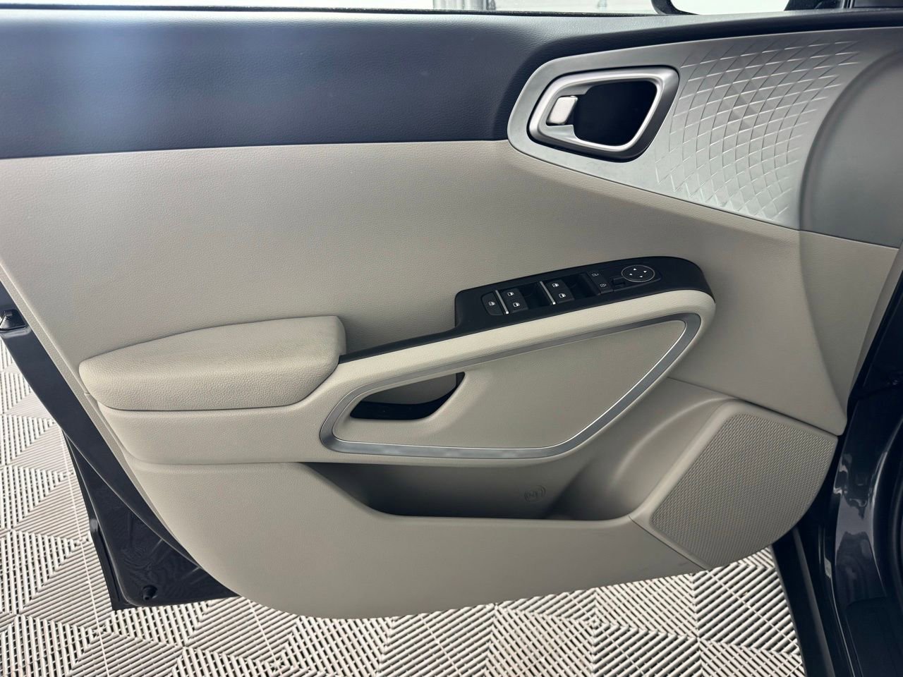 Used 2025 Kia Soul LX image 10