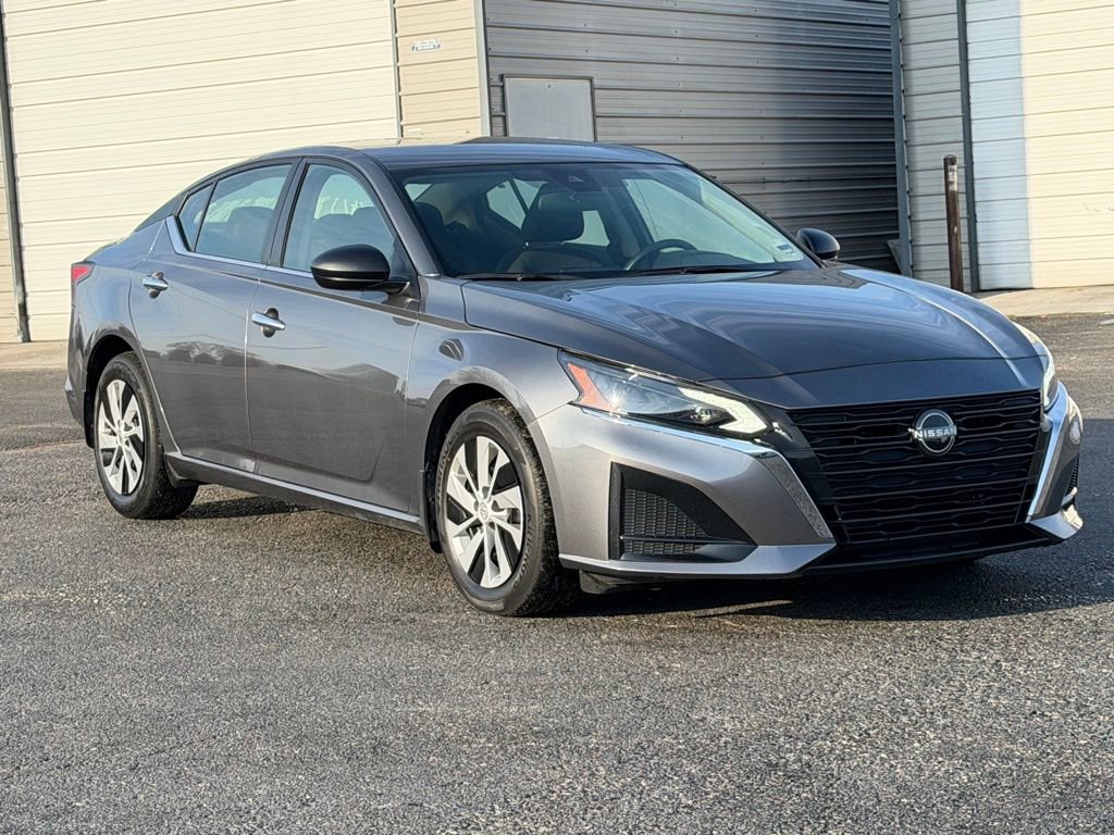 Used 2024 Nissan Altima 2.5 S image 2