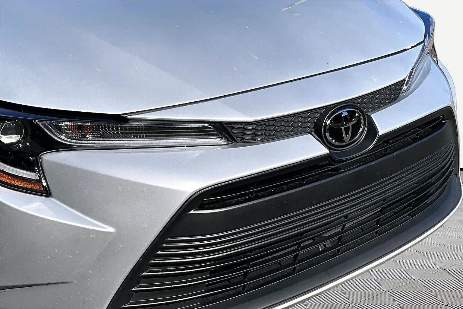 Used 2025 Toyota Corolla LE FWD image 30