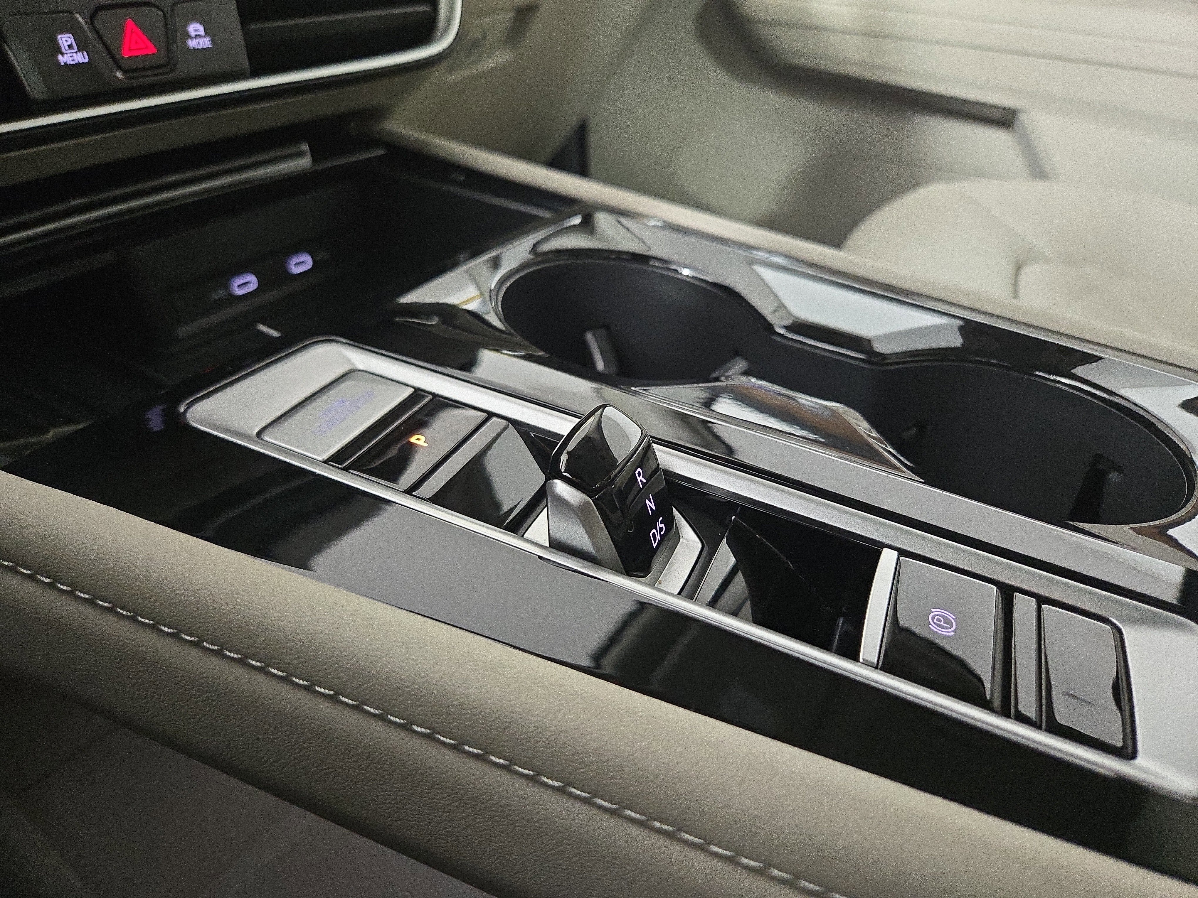 Used 2025 Volkswagen Atlas SE image 24