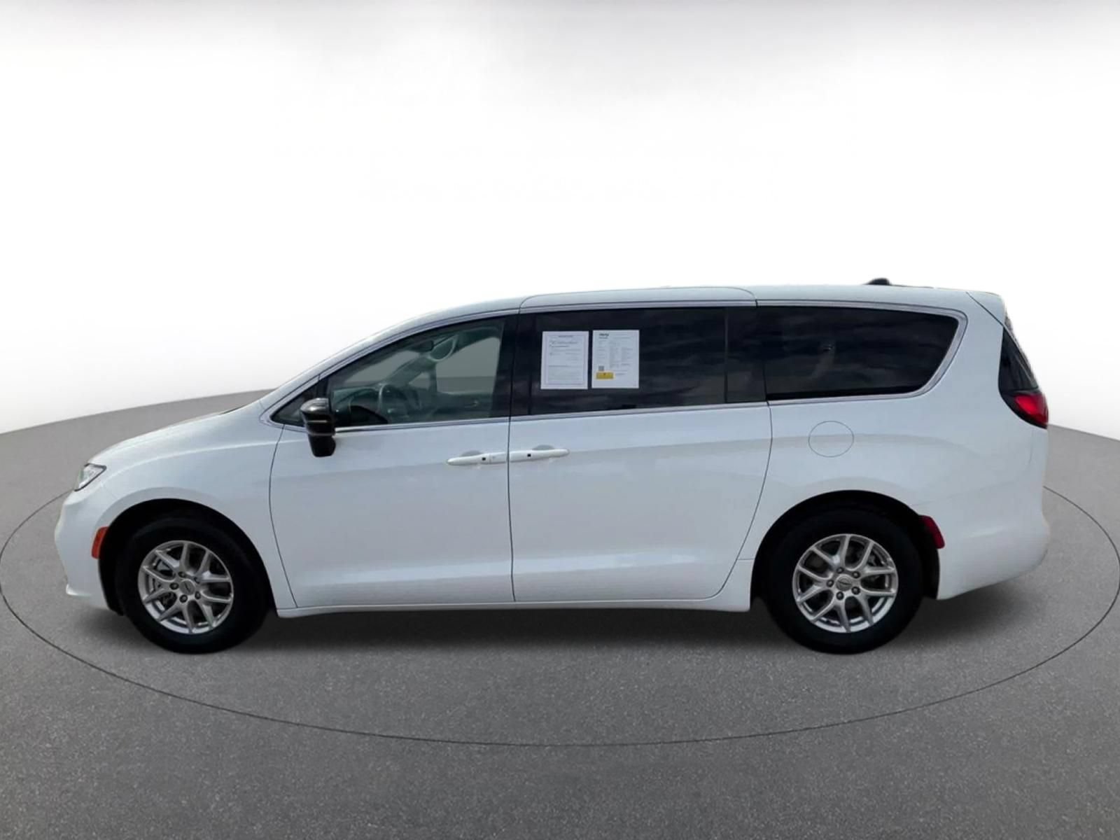 Used 2024 Chrysler Pacifica Touring-L FWD image 8