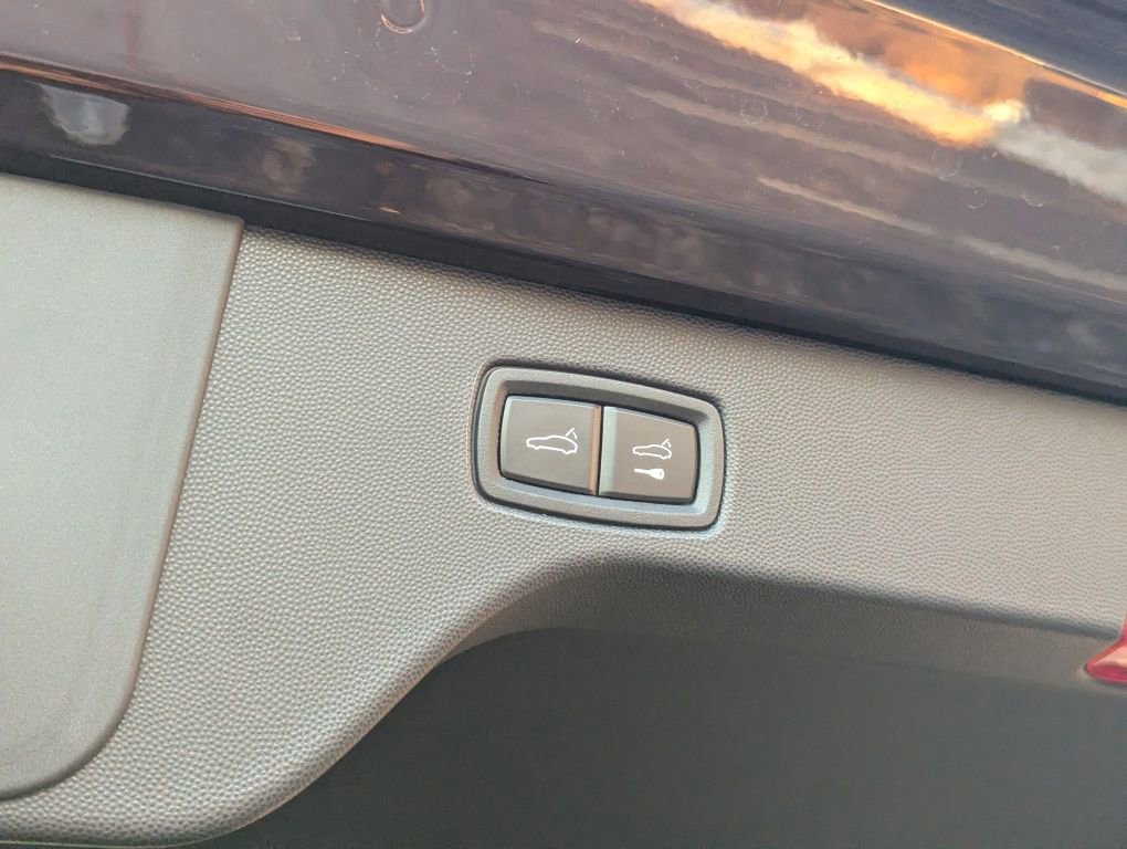 Certified 2025 Porsche Macan Electric image 16