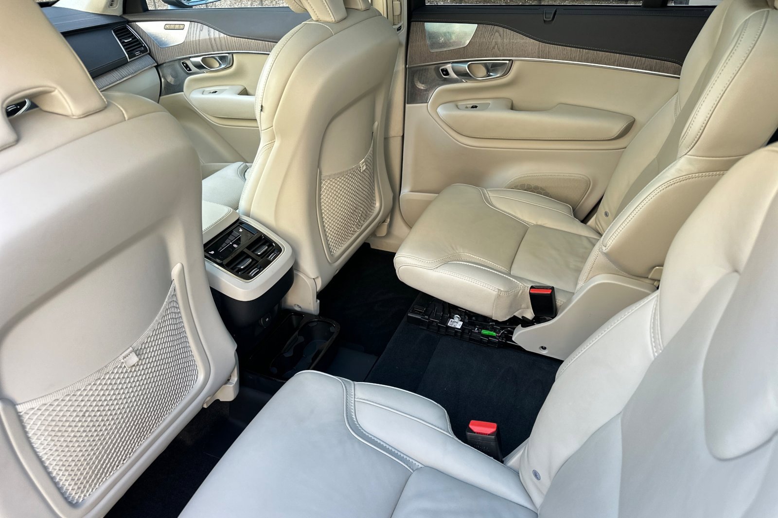 Used 2023 Volvo XC90 B6 Ultimate w/ Lounge Package image 12