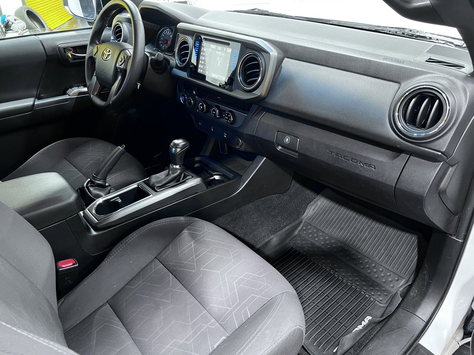 Used 2017 Toyota Tacoma TRD Sport w/ Tow Package (A/T) image 16