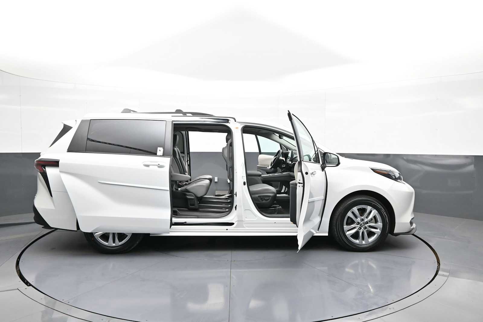 Used 2024 Toyota Sienna XLE w/ XLE Plus Package AWD/4WD image 44