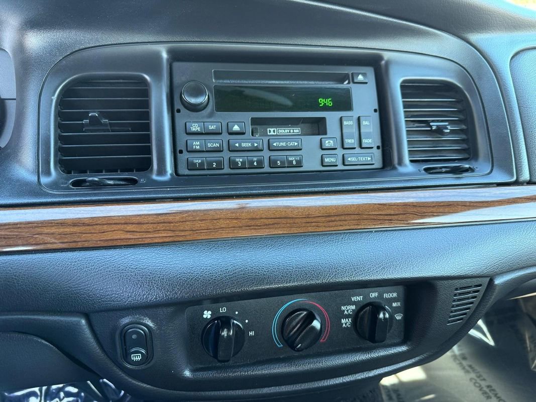 Used 2008 Ford Crown Victoria RWD image 12