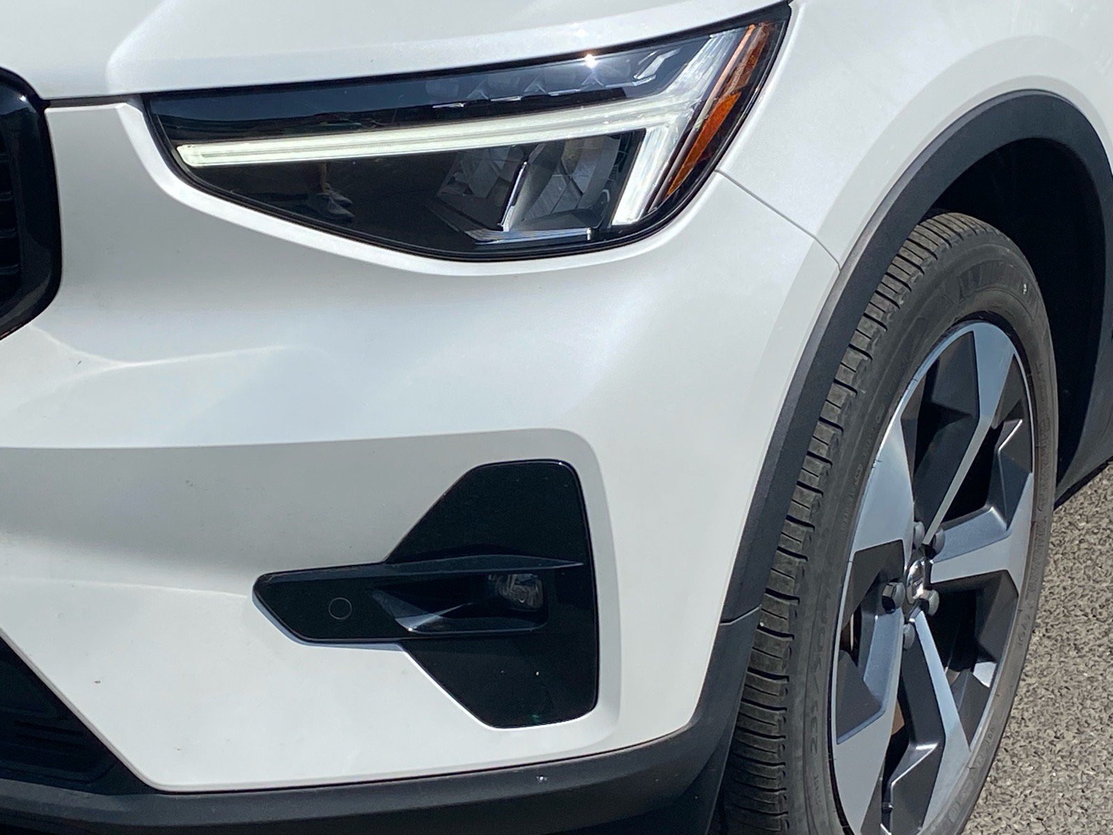 Used 2023 Volvo XC40 B5 Plus AWD/4WD image 2