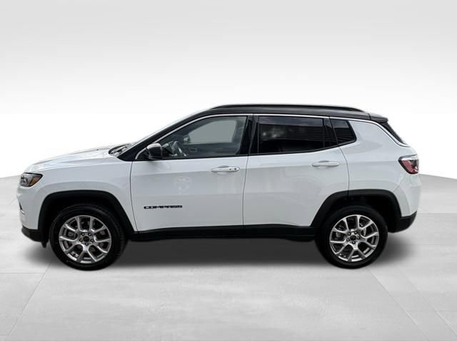 Used 2025 Jeep Compass Limited image 12