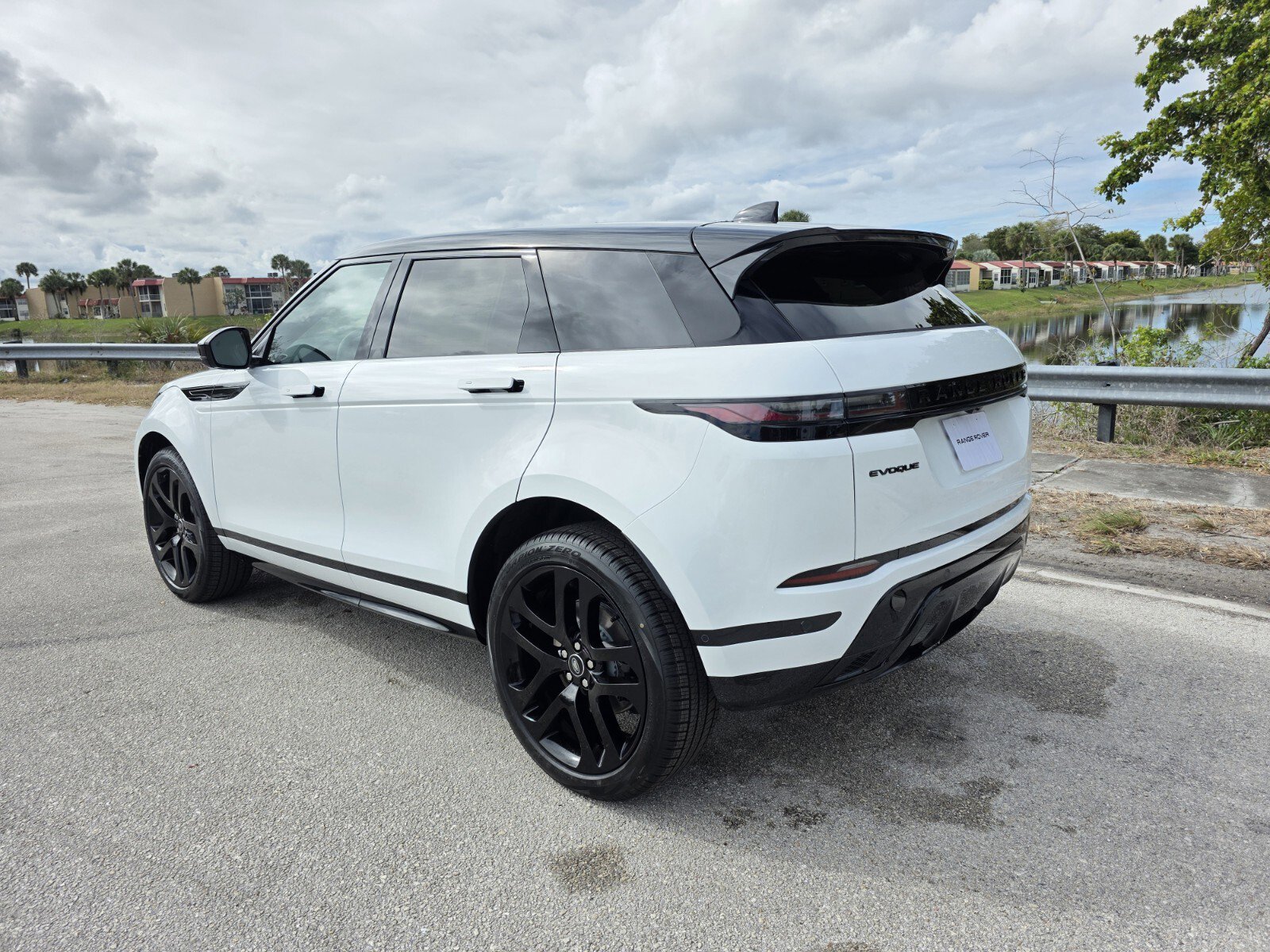 New 2026 Land Rover Range Rover Evoque Dynamic SE image 2