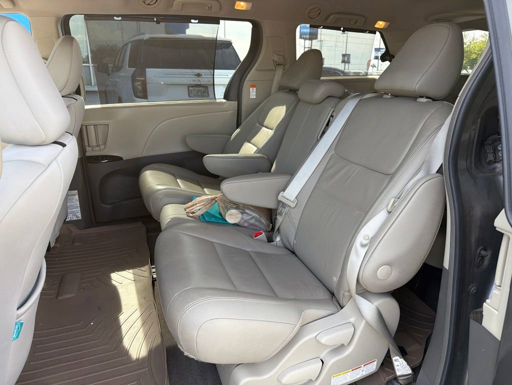 Used 2018 Toyota Sienna XLE w/ XLE Navigation Package FWD image 13